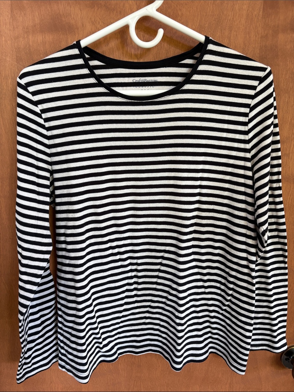 Croft & Barrow Women’s Black and White Long Sleeved Striped Classic Tee. Size L
